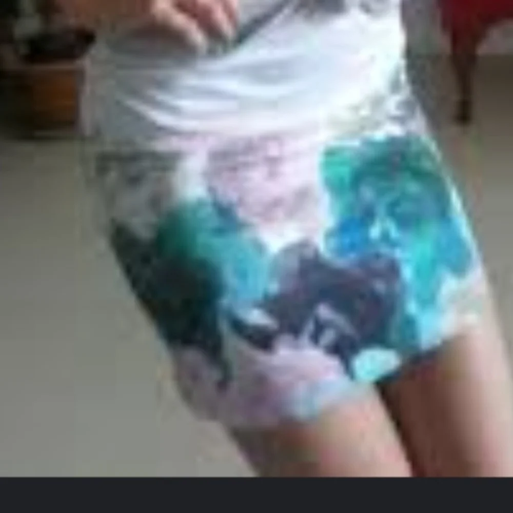 H&M white skirt with colored roses - Picture 3 of 3